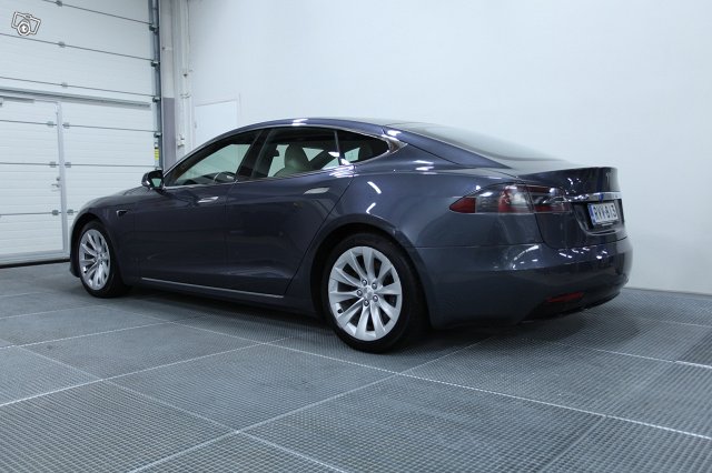 Tesla Model S 4