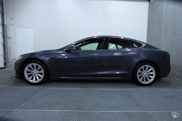 Tesla Model S 18