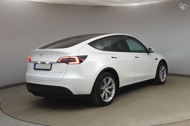 Tesla Model Y 4