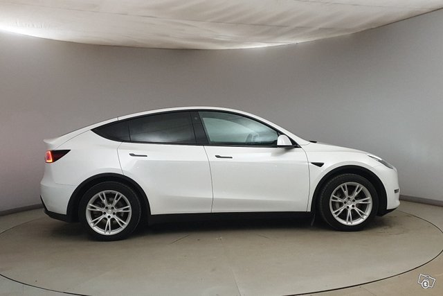 Tesla Model Y 6