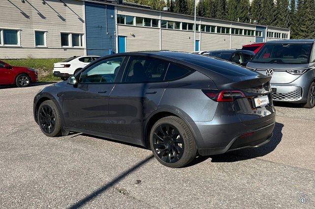 Tesla Model Y 4