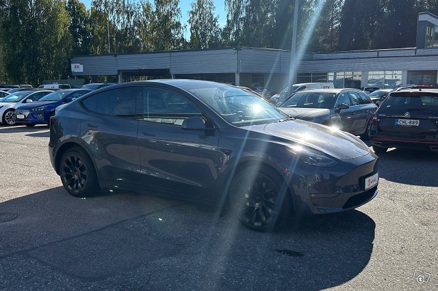 Tesla Model Y 6