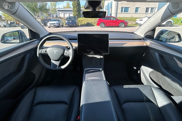 Tesla Model Y 7