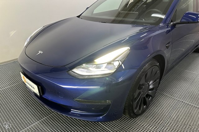 Tesla Model 3 6