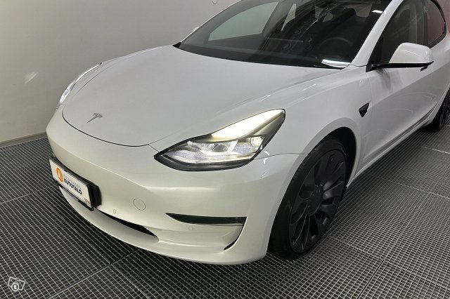 Tesla Model 3 6