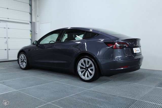 Tesla Model 3 4