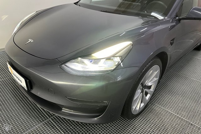 Tesla Model 3 6