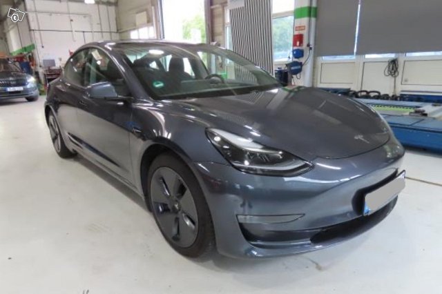 Tesla Model 3 4