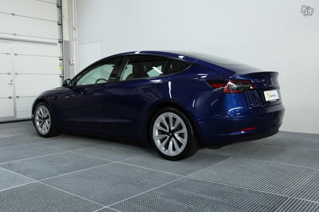 Tesla Model 3 4