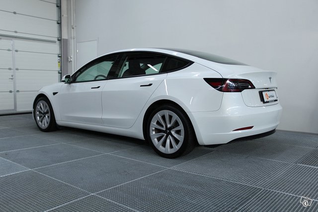 Tesla Model 3 4