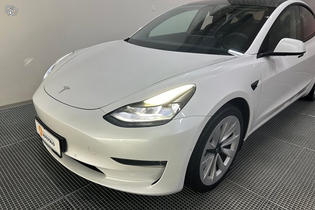 Tesla Model 3 6