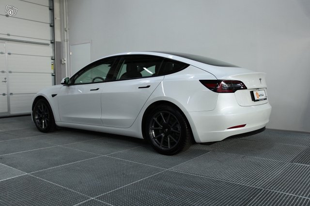 Tesla Model 3 4