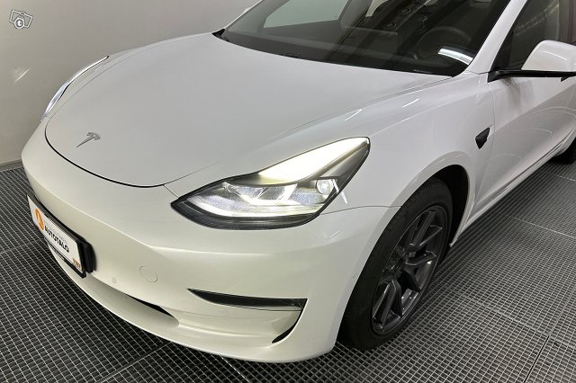 Tesla Model 3 6