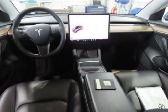 Tesla Model 3 7