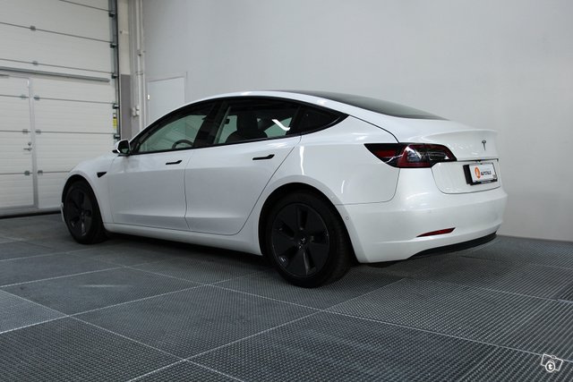 Tesla Model 3 4