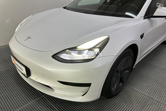 Tesla Model 3 6