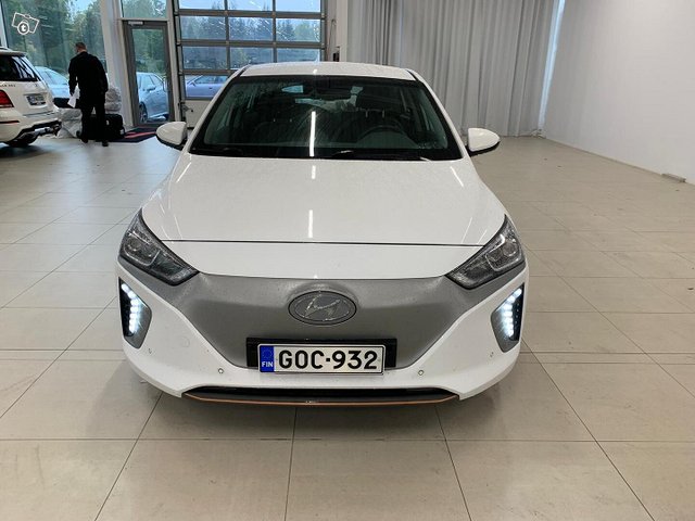 Hyundai IONIQ Electric 3