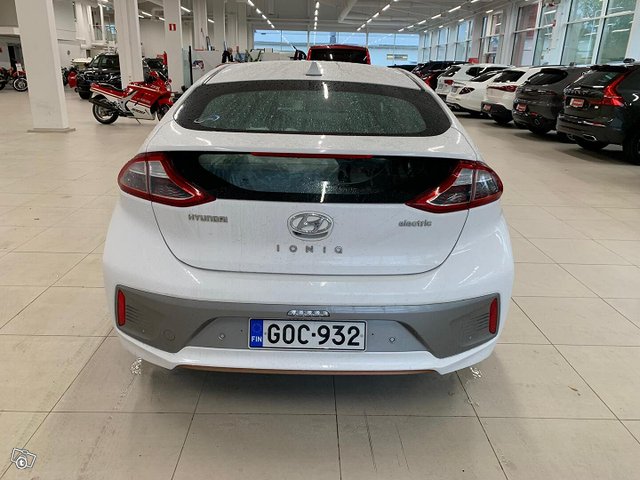 Hyundai IONIQ Electric 9