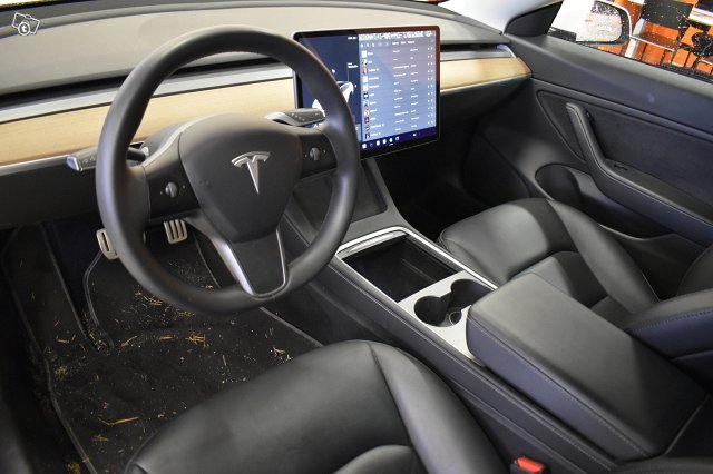 Tesla Model 3 4