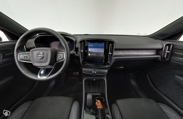 VOLVO XC40 12