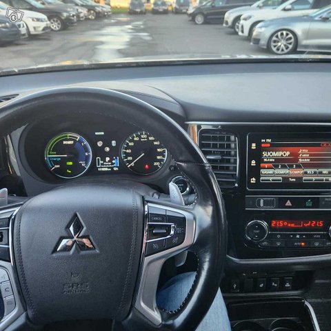 Mitsubishi Outlander PHEV 8