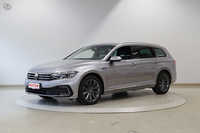 VOLKSWAGEN PASSAT 1