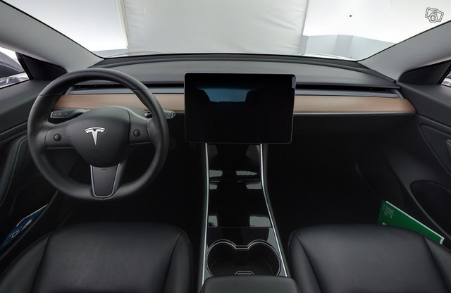 TESLA MODEL 3 8