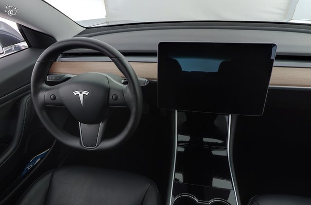 TESLA MODEL 3 9