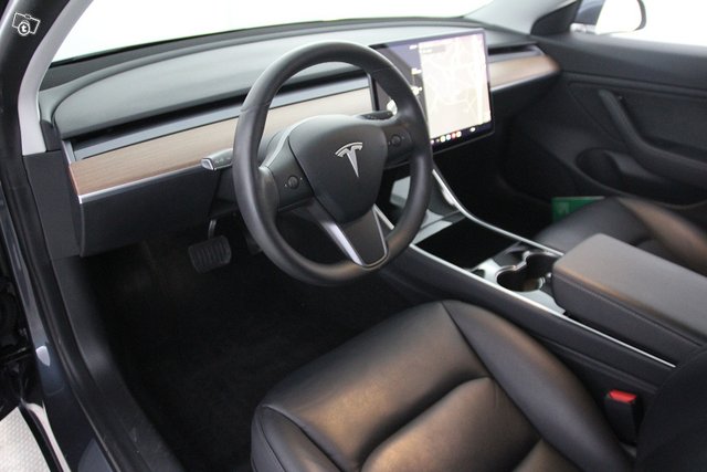 TESLA MODEL 3 10