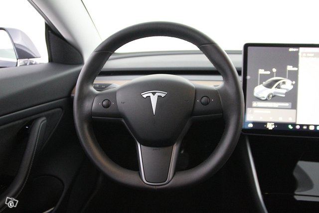 TESLA MODEL 3 18