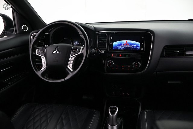 Mitsubishi Outlander PHEV 18