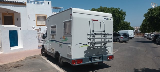 Chausson puoli-integroitu asuntoauto vm2004 2