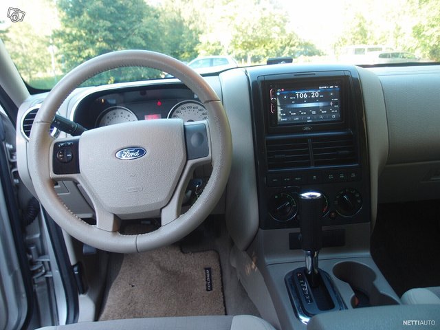 Ford Explorer 9