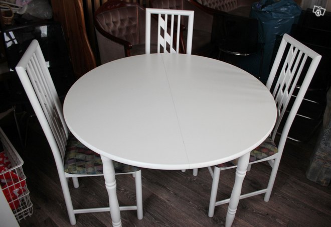 Valkoinen pyöreä pöytä ja kolme tuolia