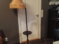 Vanha lamppupöytä