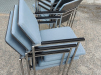 Sinisiä ja ruskeita Funktus tuoleja, Kukkapuro