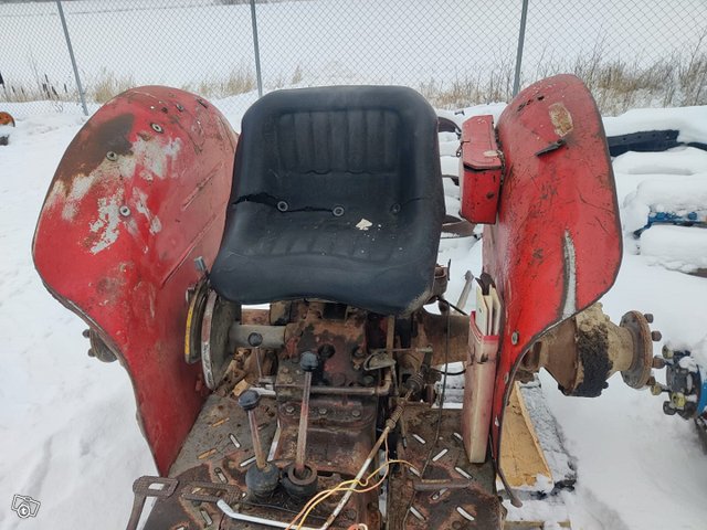 Massey Ferguson 165 traktorin purkuosia 14