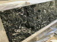 Mustaa marmoria muistuttava Pyörre kivitaso Ikea