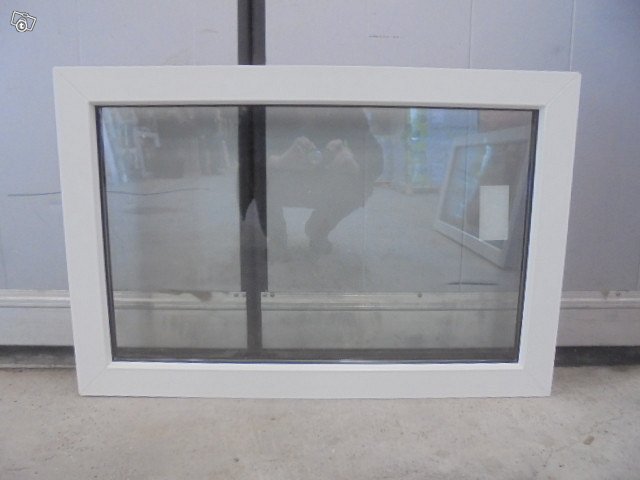 Autotallin ikkuna 9x6 (890x590), 2K4 kiinte, Valk