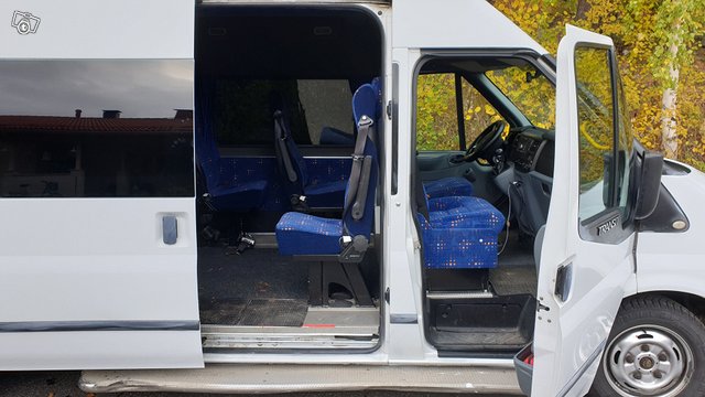 Minibussi monikäyttö Ford Transit invahissillä 9