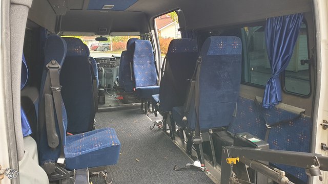 Minibussi monikäyttö Ford Transit invahissillä 4