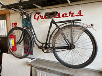 100 vuotta vanha naistenpyörä puuvanteilla ja –lokareilla