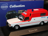 Volvo 240 1:43 ambulanssi 1987 pienoismalli auto paketissaan
