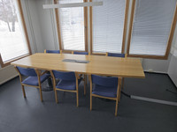 Neuvotteluhuoneen pöytä ja 6 tuolia