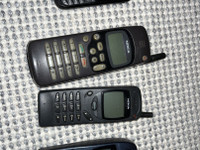 Sekalainen valikoima vanhoja puhelimia
