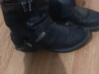 Mustat kengät