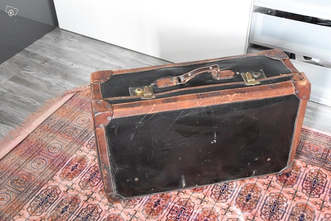 Iso nahkainen matkalaukku